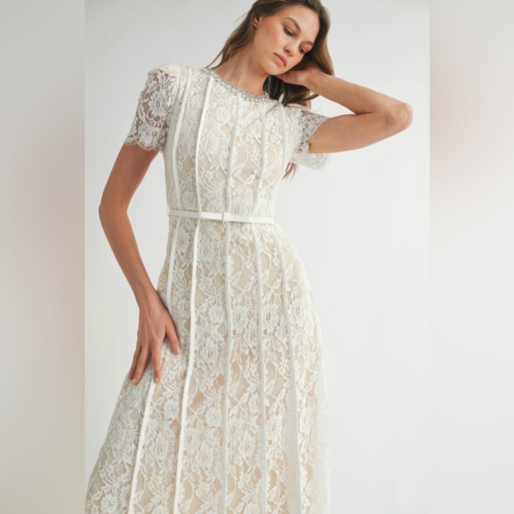 Chic Lace Midi Dress in Cream